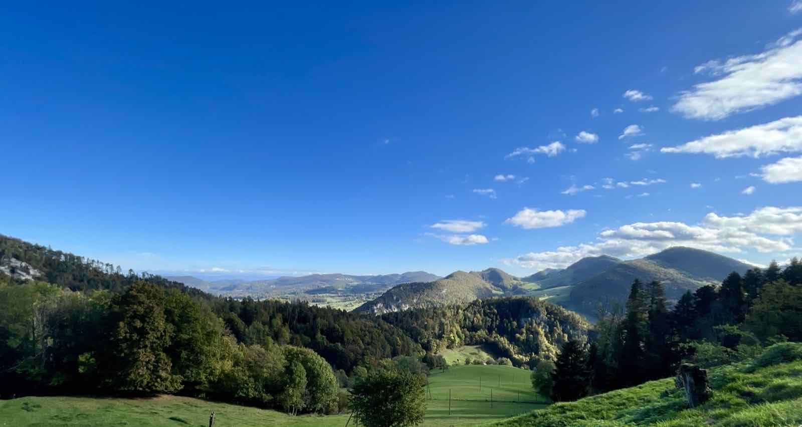 Panoramablick über das Laufental im Schweizer Jura