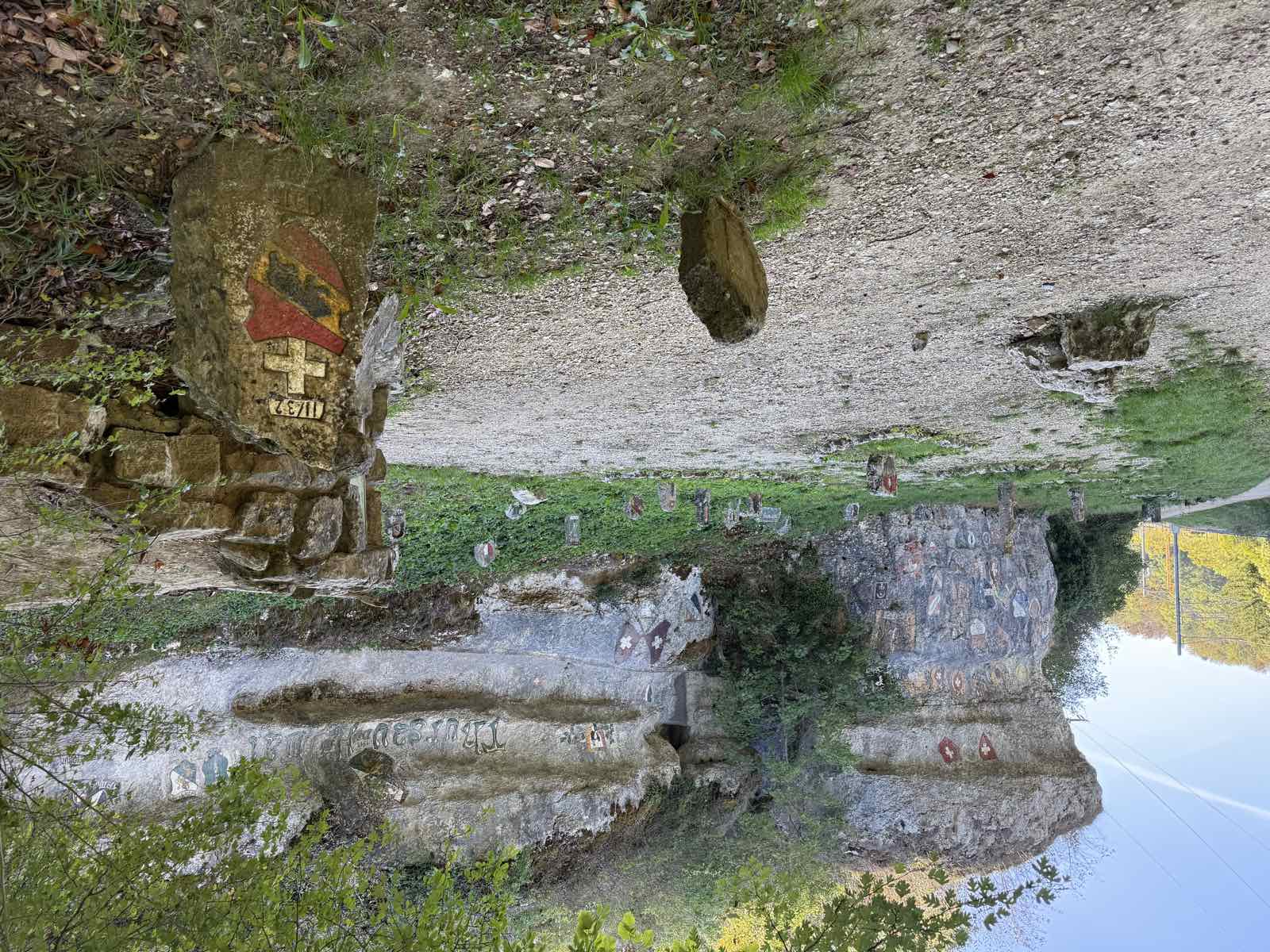 Historischer Grenzstein mit Kantonswappen im Jura